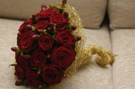 Bouquet de novia de rosas - S&oacute;lo con rosas medianas passion sobre una estructura tipo blonda de alambre dorado